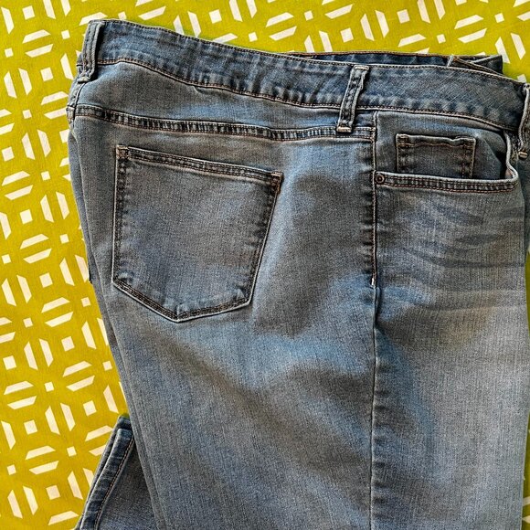 ❣️❣️St. John’s Bay Jean Capris❣️❣️ - Picture 4 of 8